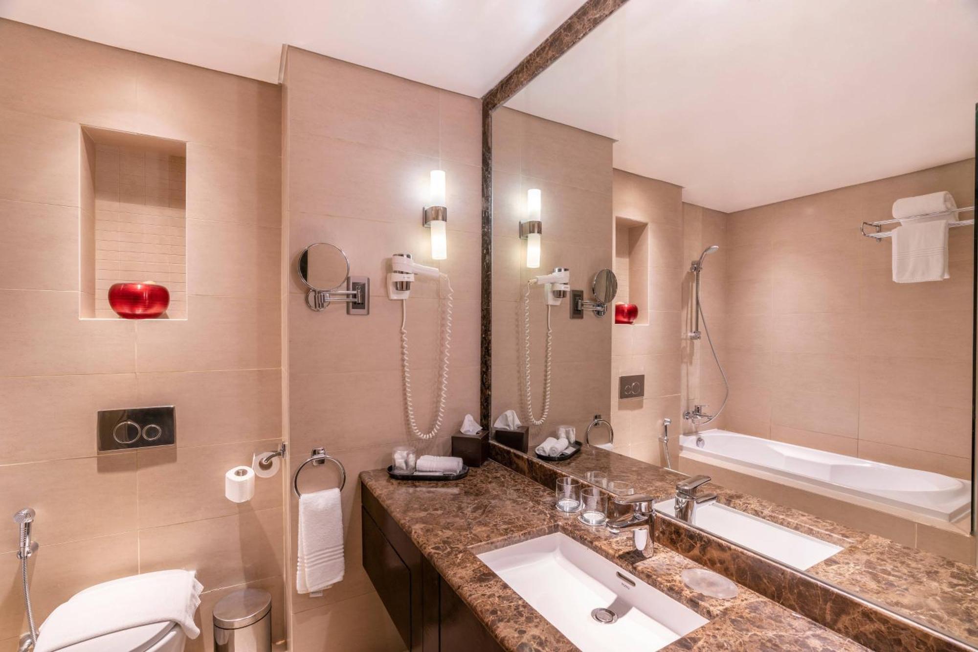 คอร์ตยาร์ต จาซาน Hotel ชาซาน ภายนอก รูปภาพ